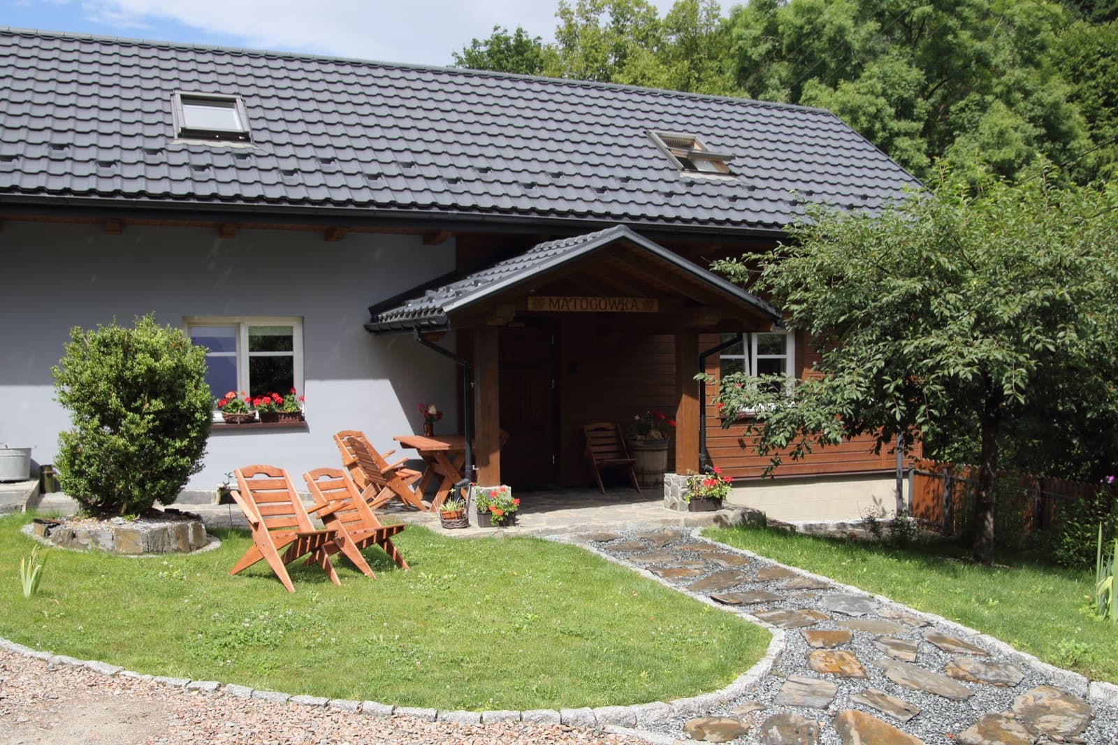 Matogówka — dom z ogrodem i drewnianymi meblami