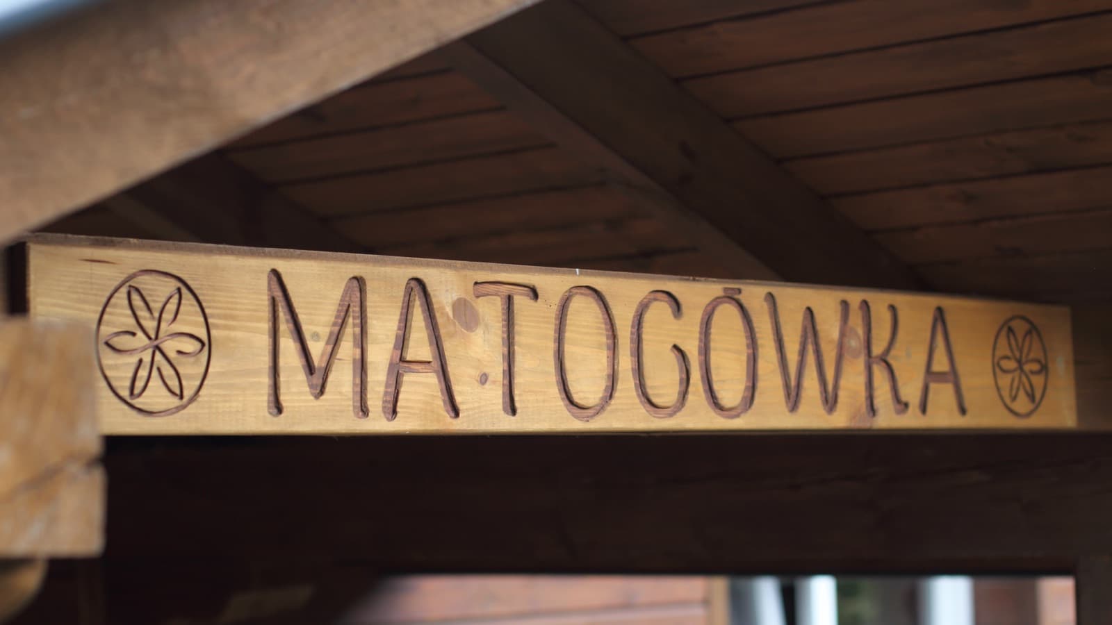Rzeźbiony szyld Matogówka