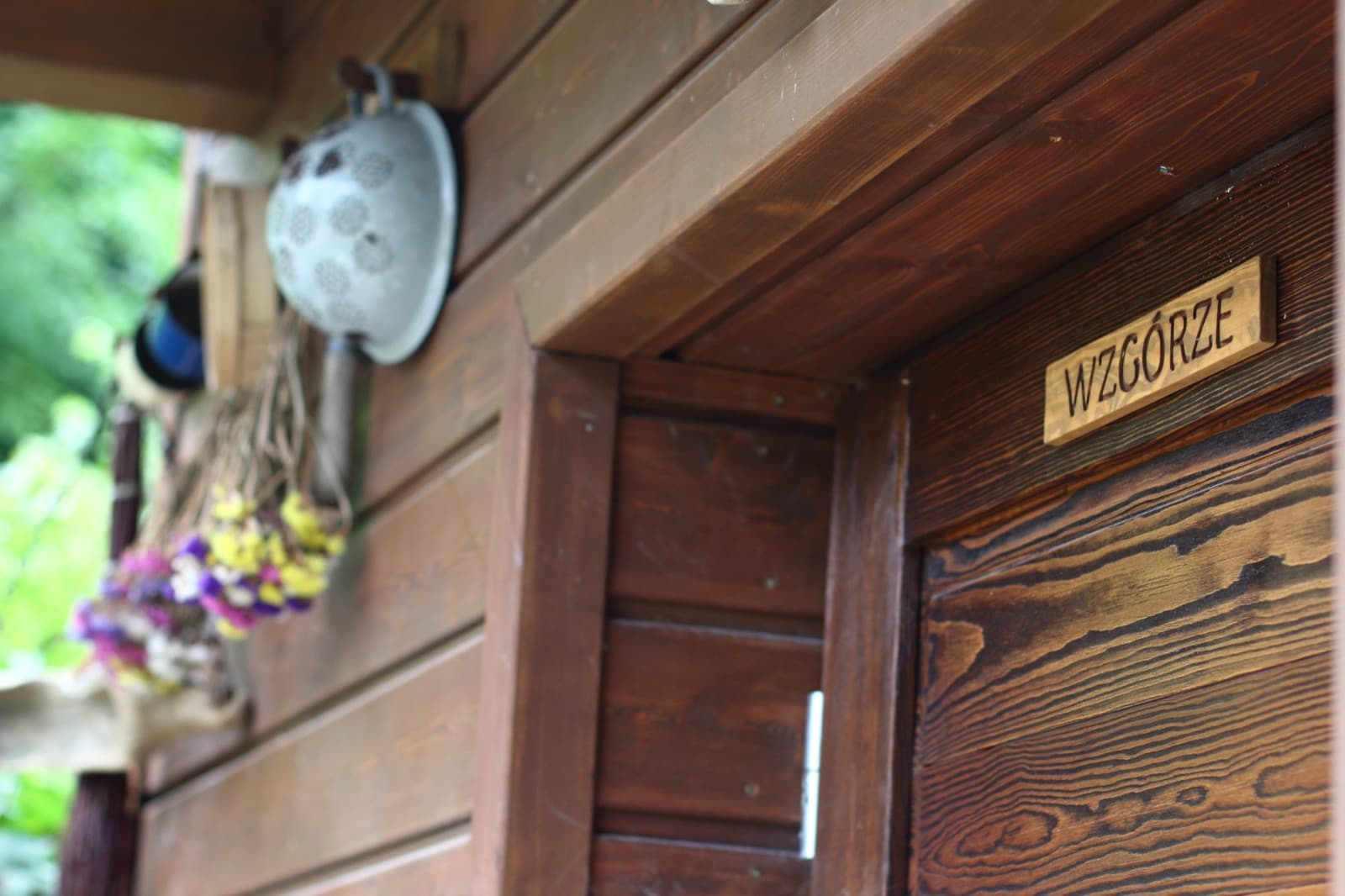 Drzwi apartamentu Wzgórze z suszonymi kwiatami