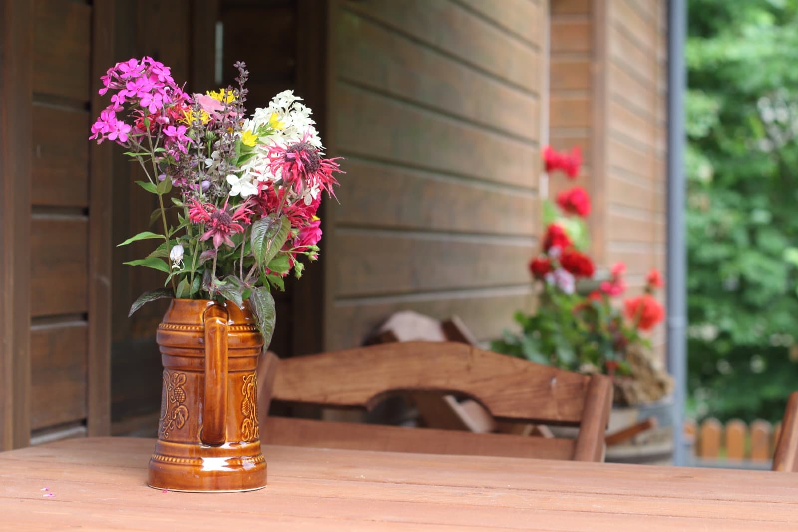 Bukiet polnych kwiatów na werandzie