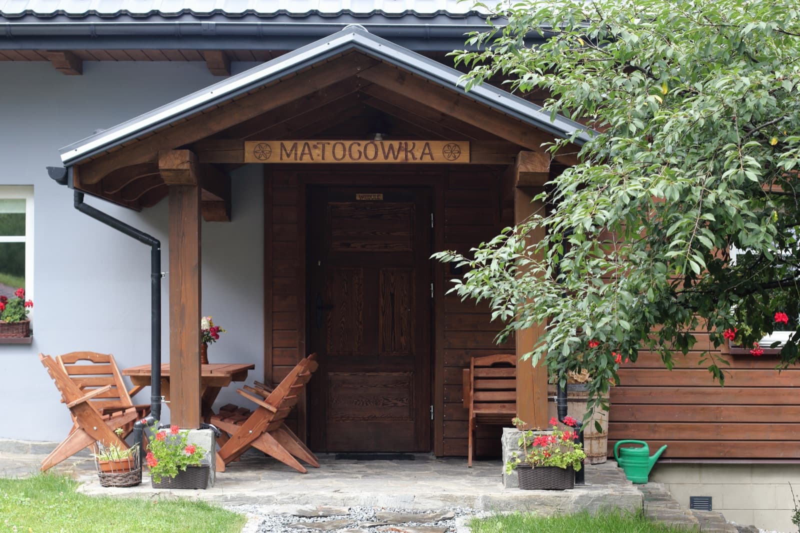 Wejście do Matogówki z szyldem