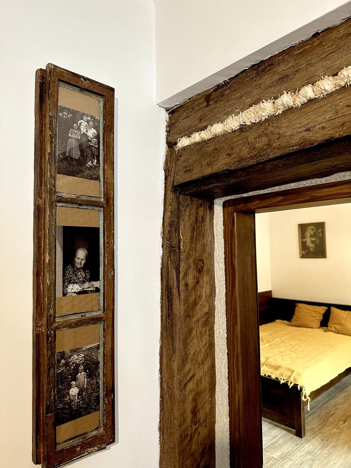 Wejście do sypialni z historycznymi zdjęciami