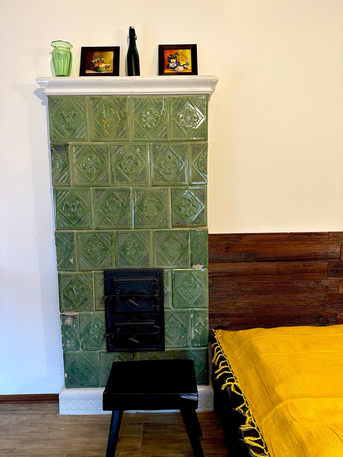 Zabytkowy piec kaflowy